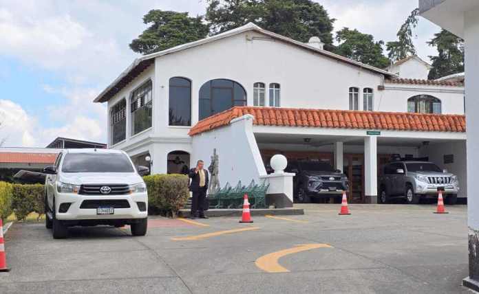 Por ordenes de autoridades del OJ, se impidiÃ³ el acceso a los medios de comunicaciÃ³n a las pruebas psicomÃ©tricas de aspirantes a fiscal general. Foto La Hora: Sergio Osegueda