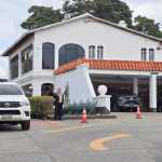 Por ordenes de autoridades del OJ, se impidió el acceso a los medios de comunicación a las pruebas psicométricas de aspirantes a fiscal general. Foto La Hora: Sergio Osegueda