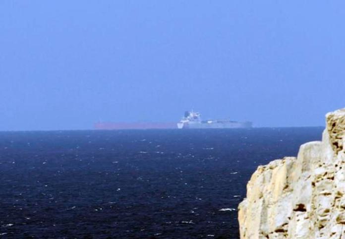 Irán dice que Ormuz sigue abierto salvo para EE.UU. e Israel, pese al ultimátum de Trump Imagen de archivo de petroleros cruzando el Estrecho de Ormuz. Foto: La Hora/ EFE/Ali Haider