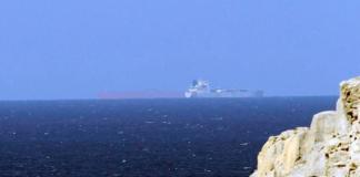 Imagen de archivo de petroleros cruzando el Estrecho de Ormuz. Foto: La Hora/ EFE/Ali Haider