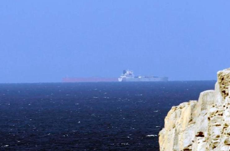 Imagen de archivo de petroleros cruzando el Estrecho de Ormuz. Foto: La Hora/ EFE/Ali Haider