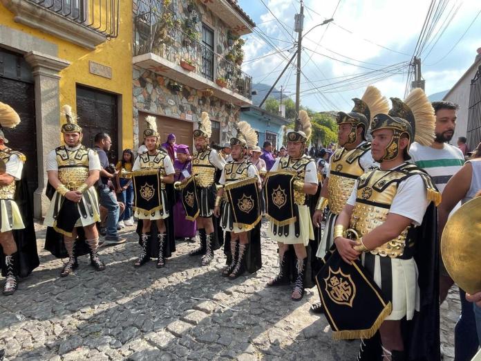 Fanfarrias de escuadrón de romanos durante cortejo procesional: Milton Argueta