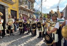Fanfarrias de escuadrón de romanos durante cortejo procesional: Milton Argueta
