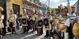 Fanfarrias de escuadrón de romanos durante cortejo procesional: Milton Argueta