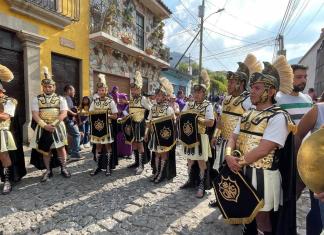 Tercera Parte: Gallardo Escuadrón De Romanos Fanfarrias de escuadrón de romanos durante cortejo procesional: Milton Argueta