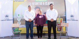 Representantes de Del Frutal y Fundación Castillo Hermanos entregando escritorios como parte de iniciativa. Foto: Cortesía Del Frutal.