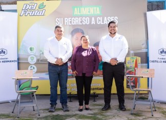 Representantes de Del Frutal y Fundación Castillo Hermanos entregando escritorios como parte de iniciativa. Foto: Cortesía Del Frutal.