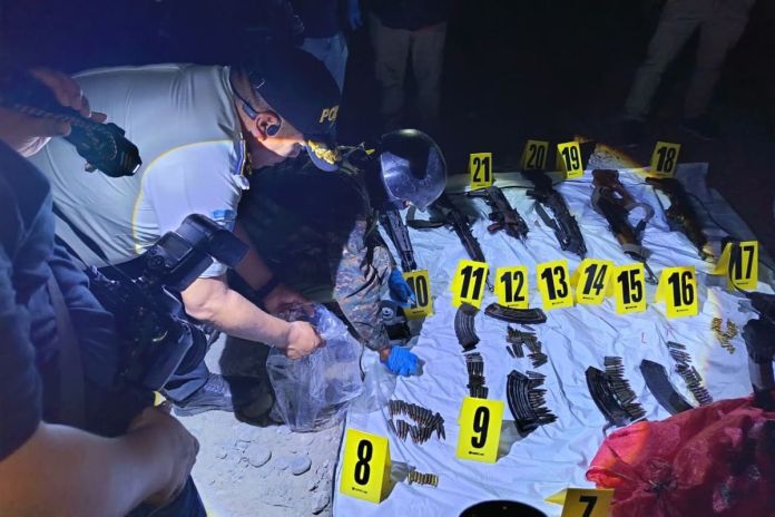 Fusiles localizados dentro de un costal en San Marcos. Foto La Hora: PNC