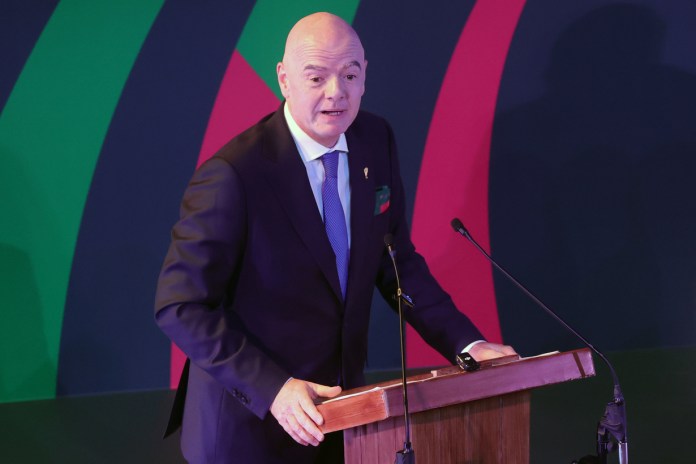 Infantino El presidente de la FIFA, el italiano Gianni Infantino, habla durante la inauguración de la exposición 'Álbum épico' este sábado.