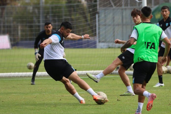 Guatemala Argelia Tres jóvenes futbolistas podrían hacer su debut con la Bicolor en el partido amistoso entre Guatemala y Argelia.