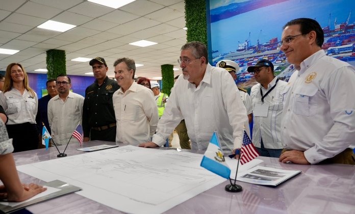 Primer contacto publico entre el presidente Bernardo Aréalo y el encargado de negocios de EE. UU., John Barrett, en Puerto Quetzal. Foto La Hora: Emabajada de EE. UU.