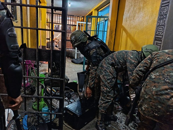 Antenas Starlink y números de posibles extorsiones localizan durante requisa en cárcel 