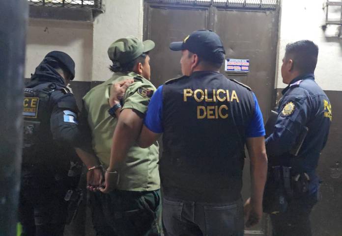 Un hombre fue capturado en Escuintla acusado de robar motos y cambiar el número de chasis a los motores de estos vehículos. Un hombre fue capturado en Escuintla acusado de robar motos y cambiar el número de chasis a los motores de estos vehículos.