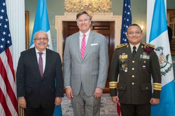 Guatemala se reúne con subsecretario de Estado de EE. UU. para cooperación en seguridad, migración y economía.