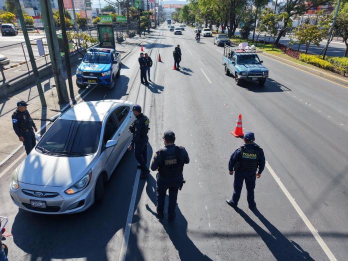 HEl329RbkAAWGpM Operativos de tránsito por Semana Santa se concentra en calzadas y avenidas de la ciudad capital.