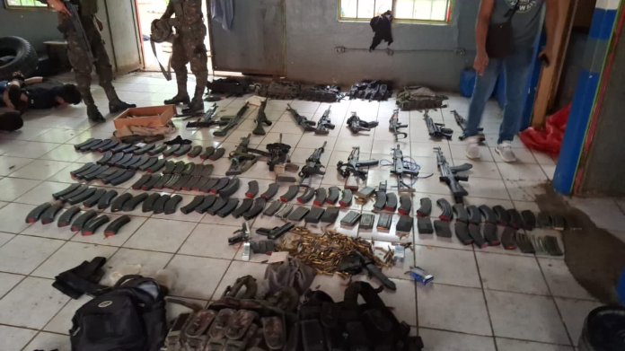 HEnhE0oaQAAQ7NR PNC y ejército incautan armamento y capturan a dos mexicanos en operativo en Huehuetenango.