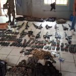 PNC y ejército incautan armamento y capturan a dos mexicanos en operativo en Huehuetenango.