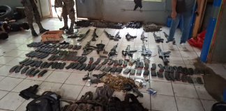 PNC y ejército incautan armamento y capturan a dos mexicanos en operativo en Huehuetenango.