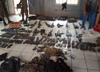 PNC y ejército incautan armamento y capturan a dos mexicanos en operativo en Huehuetenango.