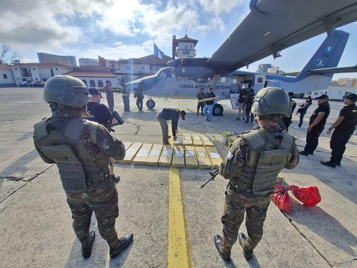 HEv5SqGWcAANAX_ (1) Ejército traslada armamento incautado en Huehuetenango a la Ciudad Capital.