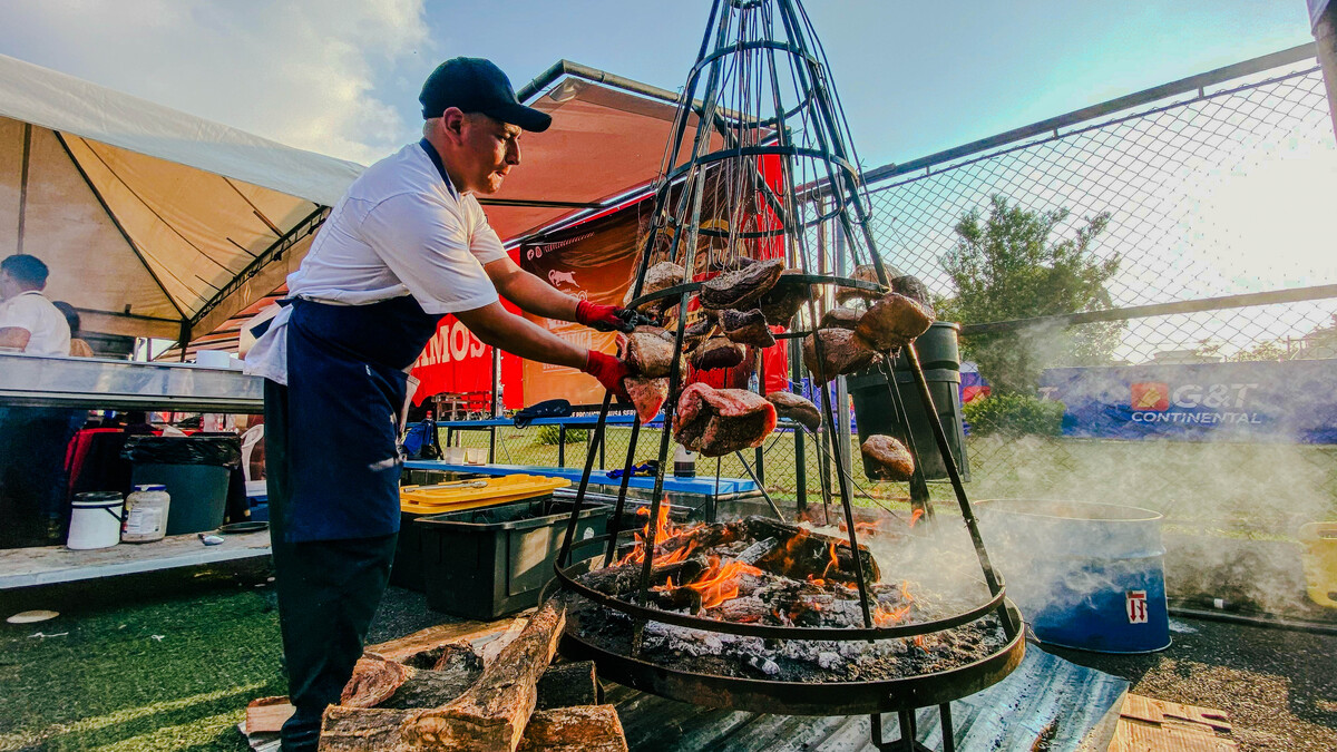 Los amantes del asado podrán disfrutar de diferentes cortes y recetas durante el evento. Foto: Archivo La Hora/ Víctor García.