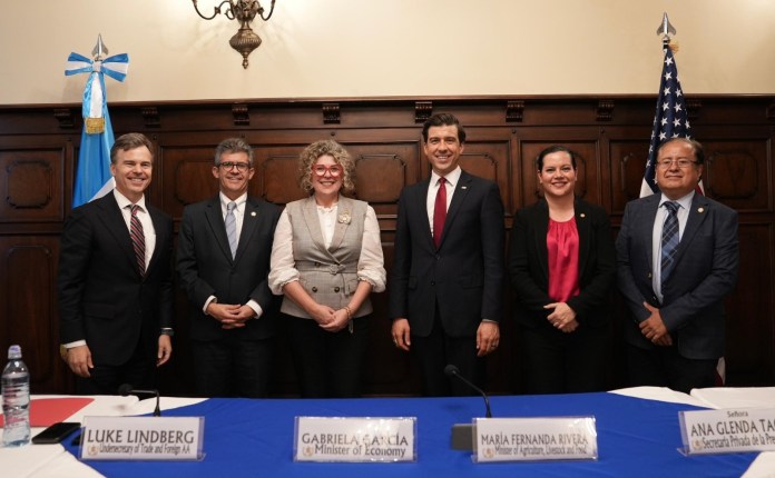 Luke Lindberg con los ministros de Salud, Economía, Agricultura y Energía de Guatemala. Foto La Hora: US Embassy