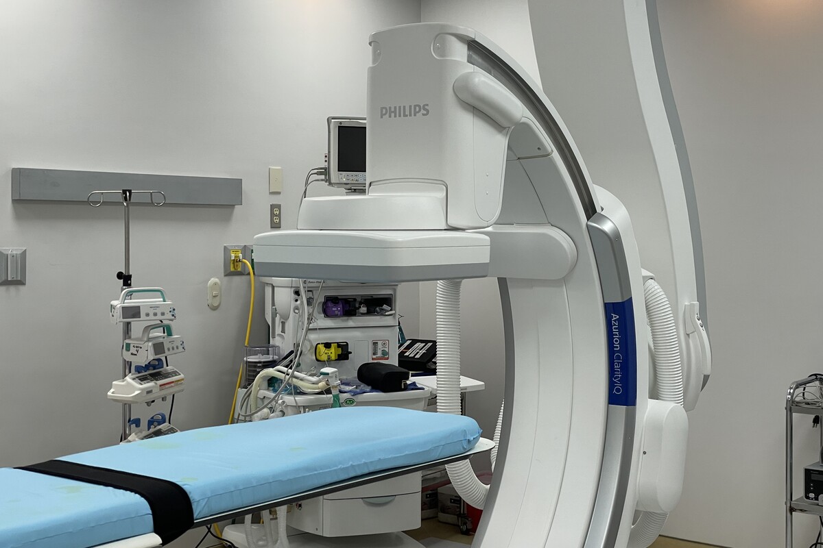 El Azurion 7 permite realizar intervenciones cardiovasculares complejas con visualización en tiempo real. Foto: La Hora / Víctor García.