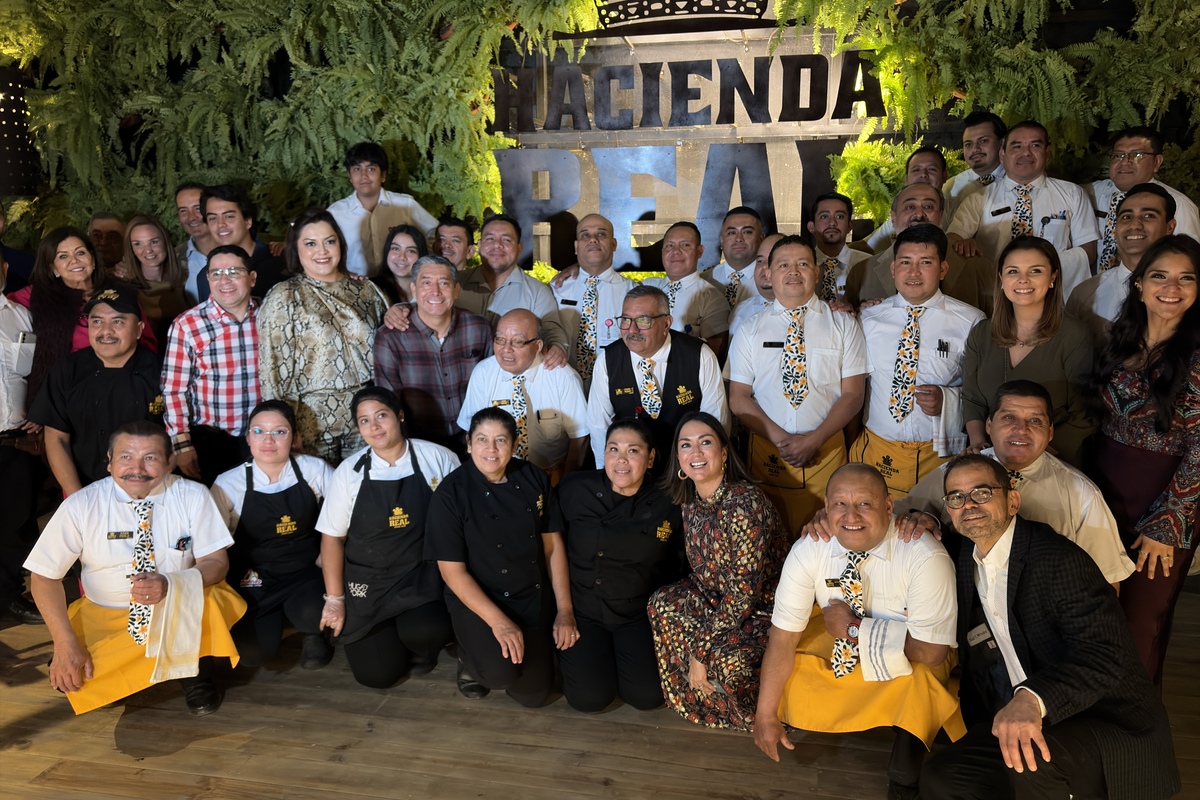 Representantes y trabajadores de Hacienda Real durante la inauguración de la sede en Carretera a El Salvador. Foto: La Hora/ José Orozco.
