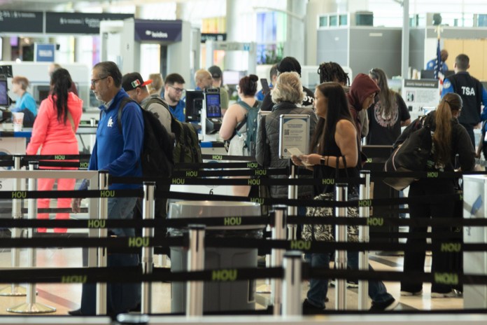 EE. UU. avisa que ICE seguirá en los aeropuertos hasta que vuelvan 