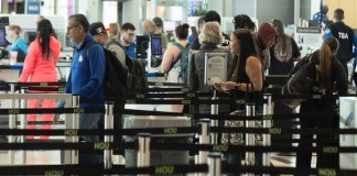 EE. UU. avisa que ICE seguirá en los aeropuertos hasta que vuelvan "100 % a la normalidad". Foto: EFE/ Carlos Ramírez.