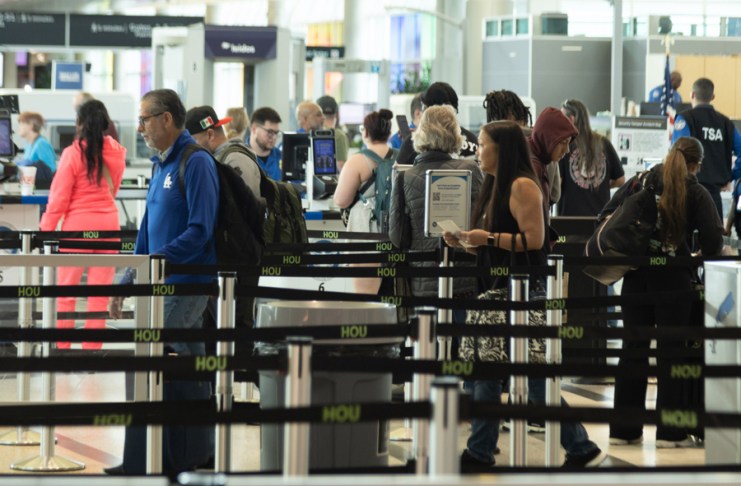 EE. UU. avisa que ICE seguirá en los aeropuertos hasta que vuelvan "100 % a la normalidad". Foto: EFE/ Carlos Ramírez.
