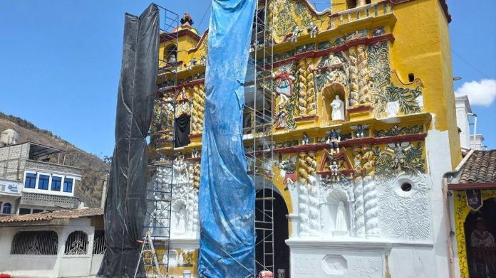 El trabajo que se hace al templo católico no ha sido autorizado, según el Ministerio de Cultural. Foto La Hora: NuevaVision San Andres Xecul/FB
