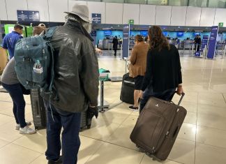 Imagen ilustrativa de trámites en el AILA. Foto La Hora: Jose Orozco