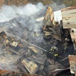 De acuerdo con los Bomberos Voluntarios, el incendio forestal ya ha afectado a cinco viviendas, una mujer que sufrió quemaduras y a tres menores. Foto La Hora: Bomberos Voluntarios