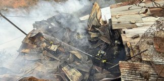 De acuerdo con los Bomberos Voluntarios, el incendio forestal ya ha afectado a cinco viviendas, una mujer que sufrió quemaduras y a tres menores. Foto La Hora: Bomberos Voluntarios