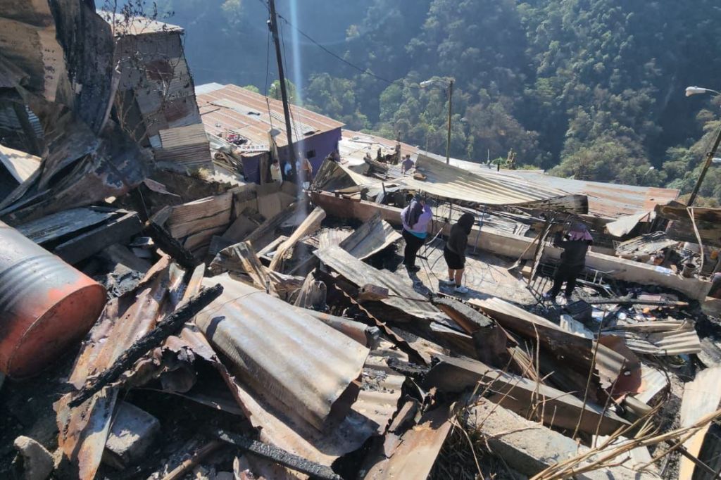 Tres días permanecieron en el salón comunal las personas afectadas por el incendio registrado el miércoles 11 de marzo. Foto La Hora: José Orozco