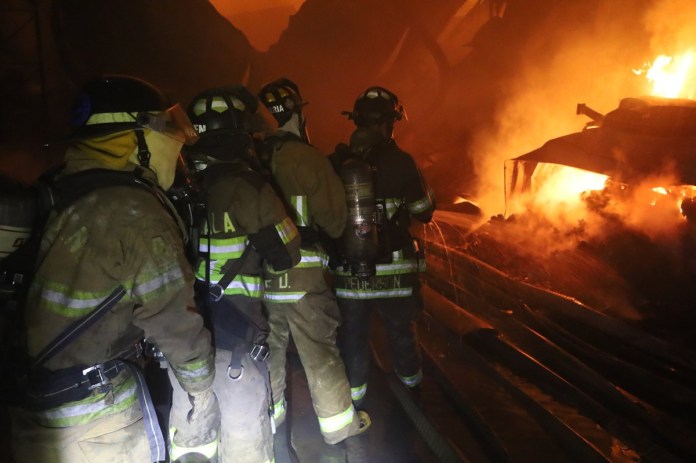 Incendio en un complejo industrial en km 30 ruta al Pacífico. Foto La Hora: Bomberos Voluntarios