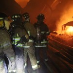 Incendio en un complejo industrial en km 30 ruta al Pacífico. Foto La Hora: Bomberos Voluntarios