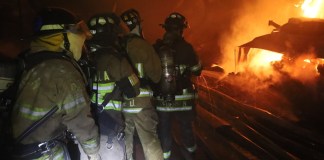 Incendio en un complejo industrial en km 30 ruta al Pacífico. Foto La Hora: Bomberos Voluntarios