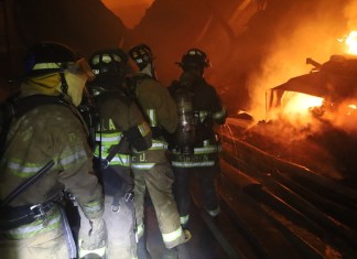 Incendio en un complejo industrial en km 30 ruta al Pacífico. Foto La Hora: Bomberos Voluntarios