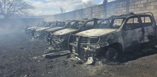 Los vehículos consignados y que se resguardaban en un predio de la PNC fueron consumidas por las llamas tras el incendio. Foto La Hora: Noticias Jutiapa