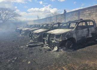 Los vehículos consignados y que se resguardaban en un predio de la PNC fueron consumidas por las llamas tras el incendio. Foto La Hora: Noticias Jutiapa