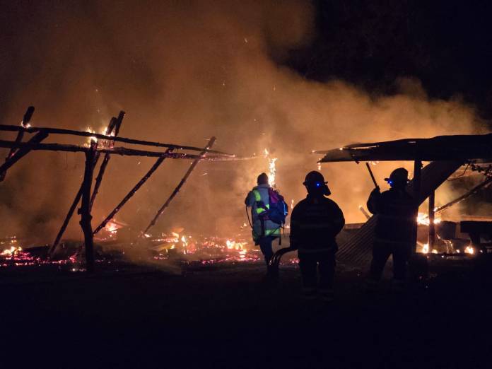 Bomberos combaten un incendio en la noche en Suchitepéquez. Foto La Hora: Conred.