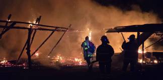 Bomberos combaten un incendio en la noche en Suchitepéquez. Foto La Hora: Conred.