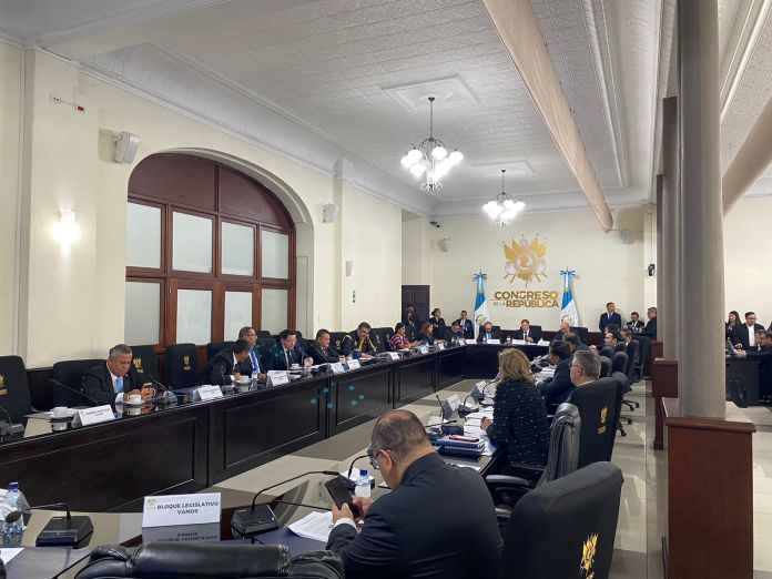 Instancia de jefes de bloque para discutir subsidio por alza de precios de combustible. Foto La Hora: Danny De León