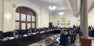 Instancia de jefes de bloque para discutir subsidio por alza de precios de combustible. Foto La Hora: Danny De León