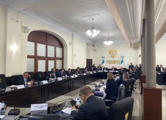 Instancia de jefes de bloque para discutir subsidio por alza de precios de combustible. Foto La Hora: Danny De León