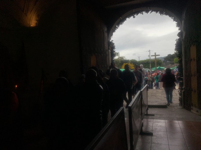 Interior de la iglesia Santa Ana en Antigua Guatemala. Foto La Hora: Cortesía