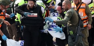 Las fuerzas de rescate transportan una bolsa para cadáveres en una camilla tras un ataque con cohetes iraníes que impactó Beit Shemesh, cerca de Jerusalén, Israel, el 1 de marzo de 2026. La policía israelí confirmó al menos seis muertes como consecuencia del ataque con cohetes iraníes. Irán respondió con ataques contra Israel y en los países del Golfo Pérsico tras los ataques militares conjuntos de Estados Unidos e Israel contra Irán el 28 de febrero de 2028. (Jerusalén) EFE/EPA/ABIR SULTAN