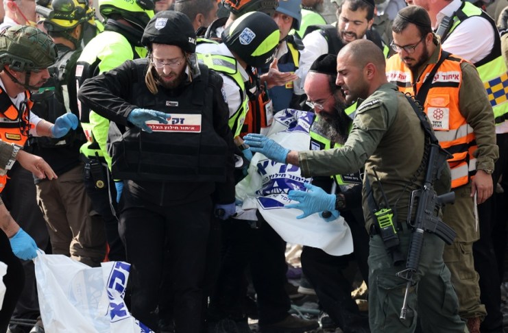 Las fuerzas de rescate transportan una bolsa para cadáveres en una camilla tras un ataque con cohetes iraníes que impactó Beit Shemesh, cerca de Jerusalén, Israel, el 1 de marzo de 2026. La policía israelí confirmó al menos seis muertes como consecuencia del ataque con cohetes iraníes. Irán respondió con ataques contra Israel y en los países del Golfo Pérsico tras los ataques militares conjuntos de Estados Unidos e Israel contra Irán el 28 de febrero de 2028. (Jerusalén) EFE/EPA/ABIR SULTAN